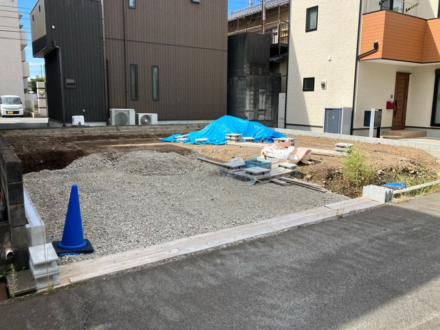 【外観】 | 沼津市日の出町 新築一戸建て | 現在建築中の外観画像です。ご内覧は同じメーカーの完成物件へご案内いたしますので、いつでもご相談ください！