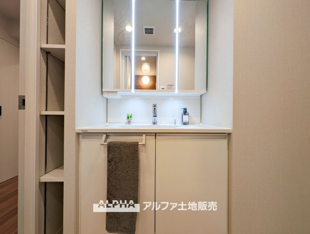 新武蔵野スカイハイツの独立洗面台|【Fresh Morning】◆毎日の身支度を快適に◆
明るく清潔感のある独立洗面台。朝の洗顔や歯磨き、外出前の身支度など、家族の毎日を支える使いやすい空間です。