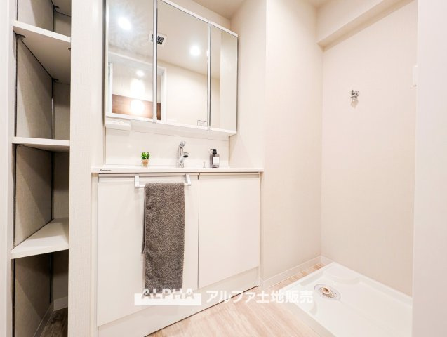 新武蔵野スカイハイツの独立洗面台|【Powder Room】◆すっきり整う洗面空間◆
洗面用品や日用品を整理しながら、身支度を進められる洗面スペース。毎日の生活に欠かせない場所を心地よく使えます。