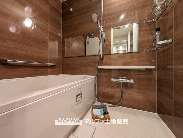 新武蔵野スカイハイツの浴室|【Relaxing Bath】◆くつろぎのバスタイム◆
落ち着いた木目調の壁面が印象的な浴室。一日の疲れを癒しながら、家族それぞれが自分のペースで入浴を楽しめる空間です。