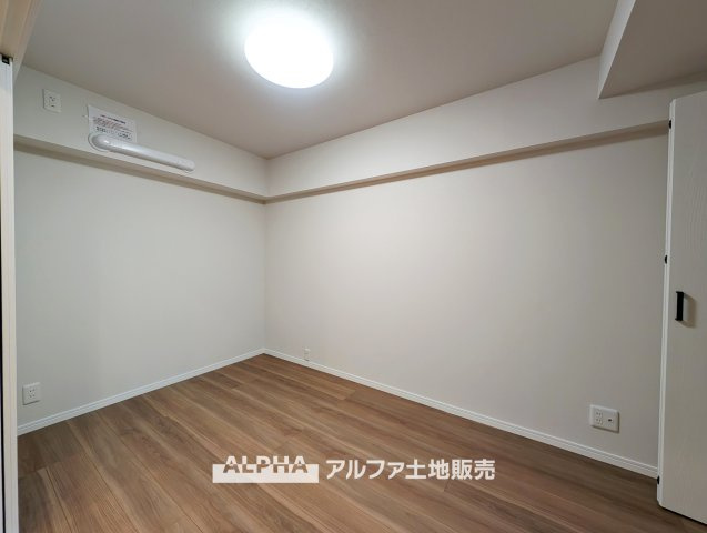 新武蔵野スカイハイツの洋室|【Private Bedroom】◆落ち着いて過ごせる洋室◆
寝室としてはもちろん、読書や趣味を楽しむ場所にも。お気に入りの家具を配置して、自分だけの落ち着いた空間を演出できます。
