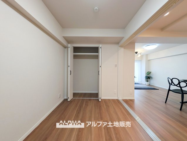 新武蔵野スカイハイツの収納|【Smart Storage】◆すっきり片付く収納スペース◆
衣類や日用品を整理して収納できるスペース。生活用品をまとめて片付けることで、居室を広く使いやすく整えられます。
