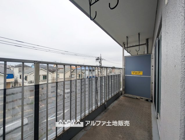 新武蔵野スカイハイツのバルコニー|【Sunny Balcony】◆南向き・陽当たり良好◆
南向きのバルコニーは、洗濯物を干すスペースとしても活躍。自然光を感じながら、日々の暮らしに心地よさを添えてくれます。