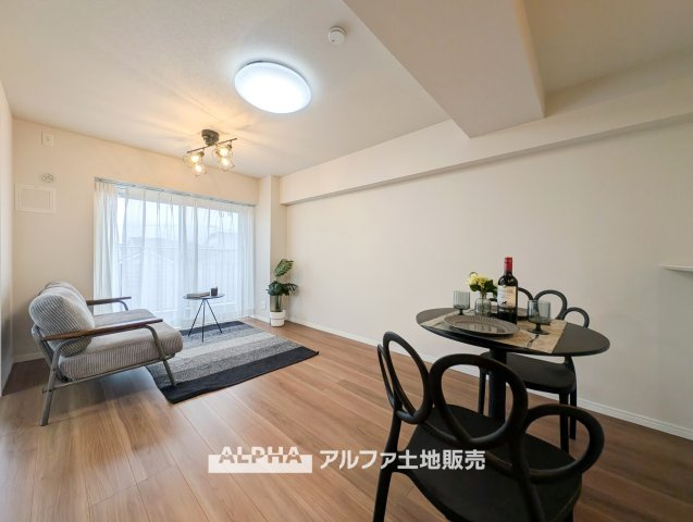 新武蔵野スカイハイツの居間・リビング|【Cozy Living】◆南向きのLDK◆
自然光が差し込む、家族の笑顔が集まる住空間。