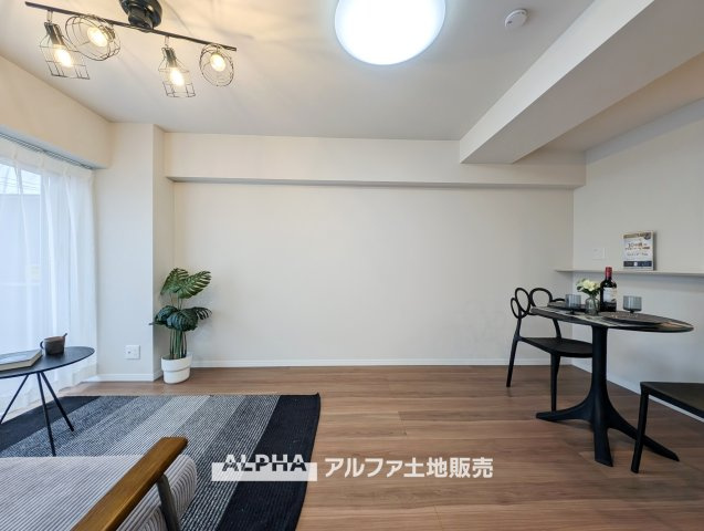 新武蔵野スカイハイツの居間・リビング|【Sunlight Living】◆南向きの明るいリビング◆
南向きの窓から自然光が差し込むLDK。明るい室内で家族との会話や食事を楽しめる、心地よい住空間です。