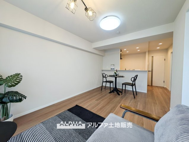 新武蔵野スカイハイツの居間・リビング|【Family Moments】◆家族が集まる住空間◆
食事や会話を楽しめるリビングダイニング。家族が自然と顔を合わせ、何気ない日常を大切にできる空間です。