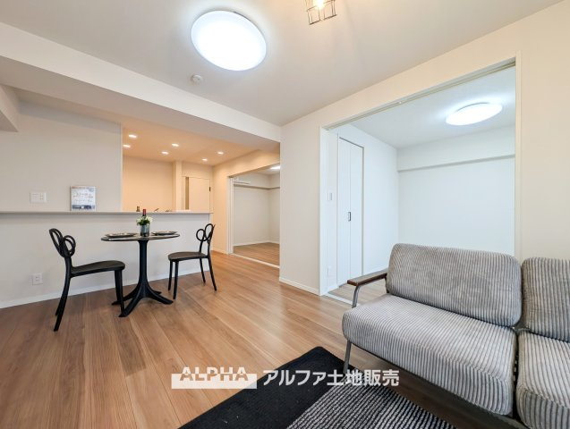新武蔵野スカイハイツの居間・リビング|【Fresh Living】◆新規リノベーション完成◆
新しく生まれ変わった室内は、清潔感のある内装が魅力。木目調の床材が温かみを添え、新生活を気持ちよく始められます。