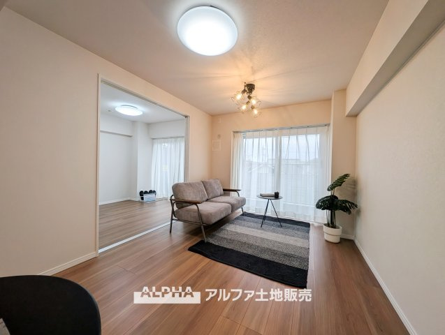 新武蔵野スカイハイツの居間・リビング|【Living Design】◆家具選びが楽しくなる空間◆
明るい壁面と落ち着いた木目調の床が調和するリビング。お気に入りの家具や小物で、自分らしい空間づくりを楽しめます。