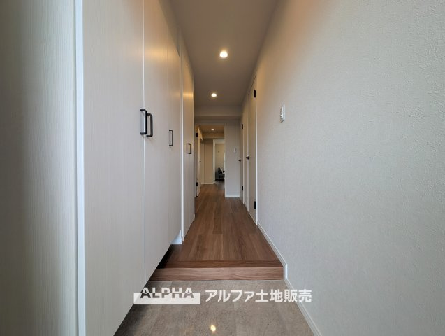 新武蔵野スカイハイツの玄関|【Welcome Home】◆毎日を迎える玄関◆
帰宅するたびに気持ちが和らぐ玄関スペース。住まいの第一印象を大切にした、清潔感のある空間が家族を迎えます。