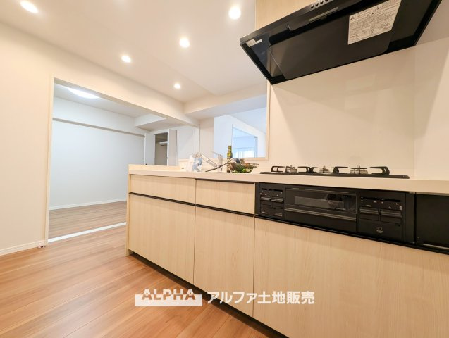 新武蔵野スカイハイツのキッチン|【Kitchen Style】◆毎日の料理を楽しく◆
リビングダイニングとつながるキッチン。調理から配膳までの動線を考えながら、家族との食事づくりを楽しめる空間です。