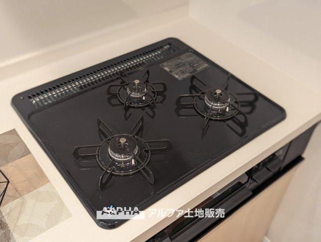 新武蔵野スカイハイツのキッチン|【Cooking Time】◆火力を活かした調理◆
ガスコンロなら火加減を調整しながらさまざまな料理に対応。毎日の食事づくりを快適にしてくれるキッチン設備です。