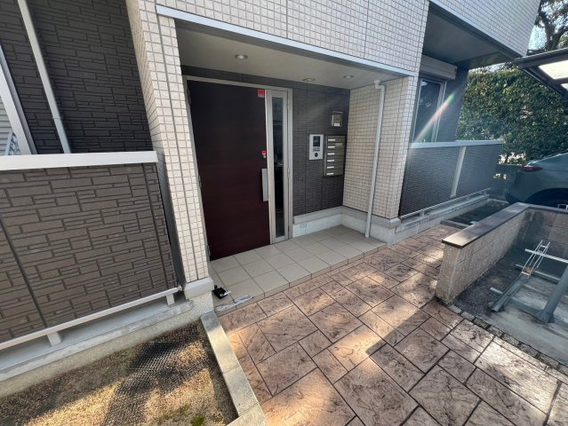 D-room服部寿町のエントランス