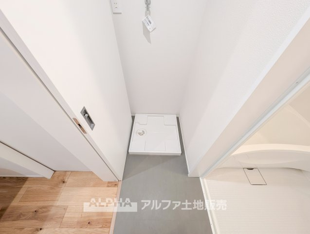 東京都羽村市羽西2　中古戸建の独立洗面台|【Daily Comfort】◆使いやすい洗面空間◆
浴室とは別に洗面スペースを配置。身支度や洗濯など、毎日の家事動線にも配慮されています。