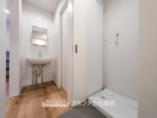 東京都羽村市羽西2　中古戸建の独立洗面台|【Fresh Morning】◆身支度を整える洗面スペース◆
独立した洗面スペースを確保。朝の身支度から帰宅後の手洗いまで、毎日の生活を支えます。