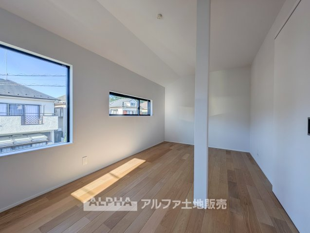 東京都羽村市羽西2　中古戸建の洋室|【Private Room】◆約8帖の洋室◆
2階には約8帖の洋室を配置。寝室やプライベートルームなど、ライフスタイルに合わせて使えます。