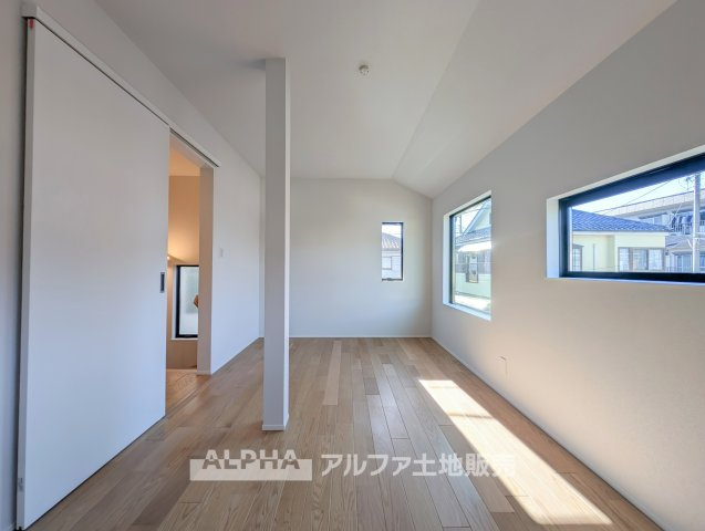 東京都羽村市羽西2　中古戸建の洋室|【Cozy Bedroom】◆くつろぎの洋室◆
全室フローリングで統一された居室。ベッドや収納家具を配置して、自分らしい空間づくりを楽しめます。
