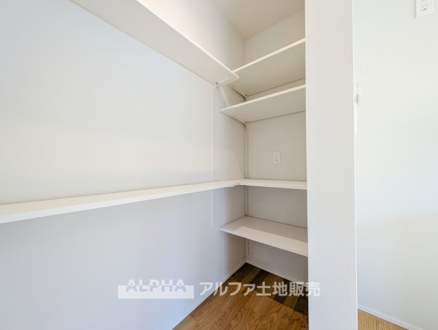 東京都羽村市羽西2　中古戸建の収納|【Smart Storage】◆収納を備えた住まい◆
各所に収納スペースを設けた間取り。生活用品を整理しやすく、居住空間をすっきり保てます。