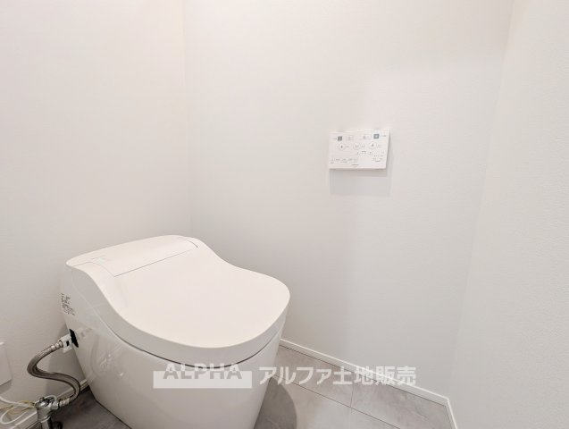 東京都羽村市羽西2　中古戸建のトイレ|【Clean Restroom】◆温水洗浄便座付き◆
1階・2階それぞれにトイレを配置。温水洗浄便座を備え、家族で暮らす際にも使いやすい設計です。