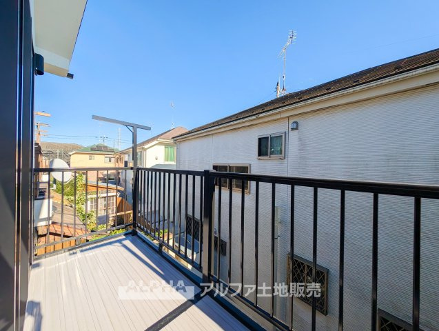 東京都羽村市羽西2　中古戸建のバルコニー|【Fresh Air】◆LDKからつながるバルコニー◆
2階LDKから出入りできるバルコニーを配置。外の空気を感じられる住まいの屋外スペースです。