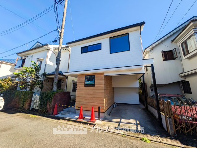 東京都羽村市羽西2　中古戸建の外観|【Fresh Exterior】◆リフォーム済の中古戸建◆
落ち着いた印象の外観と玄関まわりが目を引く住まい。新しい暮らしを始めやすい一戸建てです。