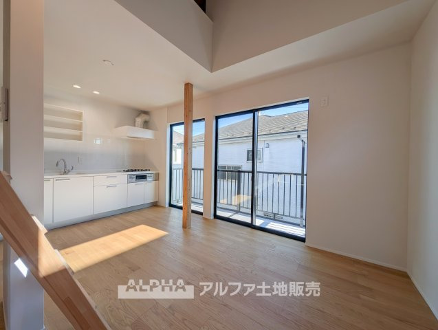 東京都羽村市羽西2　中古戸建の居間・リビング|【Cozy Living】◆家族が集う空間◆
約10帖のLDKで心地よい団らんのひとときを。