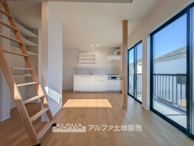 東京都羽村市羽西2　中古戸建の居間・リビング|【Natural Comfort】◆明るさを感じるLDK◆
開口部を備えた約10帖のLDK。毎日の食事から家族団らんまで、幅広く活躍する空間です。