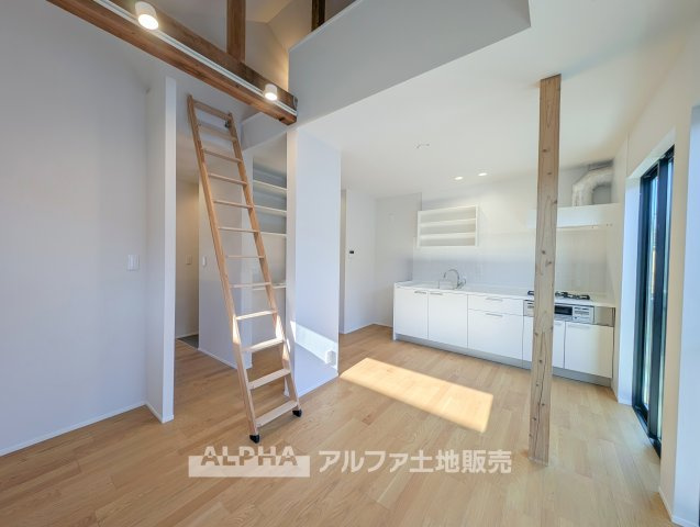 東京都羽村市羽西2　中古戸建の居間・リビング|【Family Time】◆暮らしの中心となる場所◆
食事やくつろぎの時間を過ごすLDK。家具の配置を考えながら、自分らしい空間づくりを楽しめます。