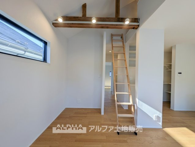 東京都羽村市羽西2　中古戸建の居間・リビング|【Open & Cozy】◆心地よい団らん空間◆
キッチンからリビング全体を見渡しやすい設計。料理をしながら家族との時間を楽しめます。