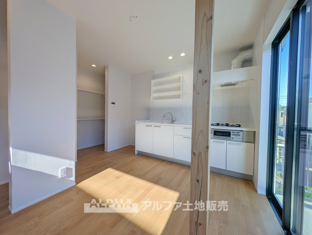 東京都羽村市羽西2　中古戸建の居間・リビング|【Bright Living】◆家族が集うLDK◆
約10帖のLDKはキッチンと一体感のある間取り。家族との会話も自然に広がる住空間です。