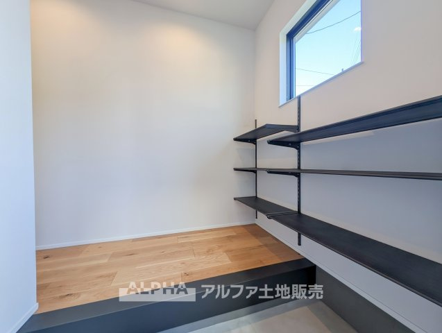 東京都羽村市羽西2　中古戸建の玄関|【Welcome Home】◆住まいの入口をすっきり◆
玄関には収納を設置。靴などを整理しやすく、住まいの第一印象となる空間を整えられます。