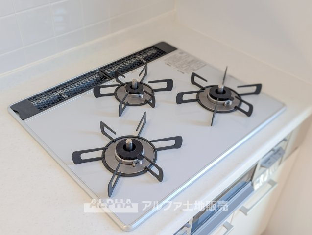 東京都羽村市羽西2　中古戸建のキッチン|【Three Burner】◆3口コンロで効率よく調理◆
ガスビルトイン3口コンロを採用。複数の料理を同時に進めやすく、毎日の調理に便利です。