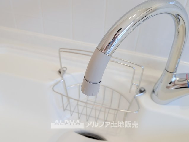 東京都羽村市羽西2　中古戸建のキッチン|【Clean Water】◆浄水器で快適なキッチン◆
飲み水や料理に使う水を手軽に浄水でき、毎日のキッチンワークを快適にしてくれます。