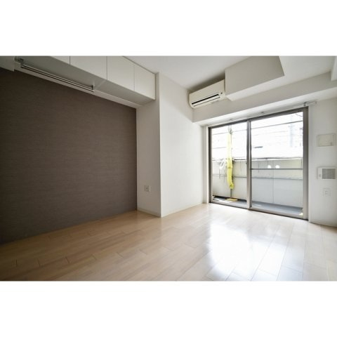 SERENiTE江坂四番館の居間・リビング