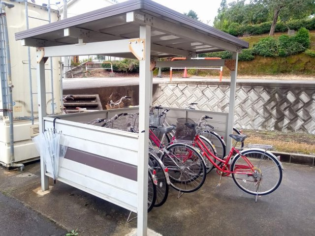 レオパレスアンゲネームのその他|屋根付き駐輪場