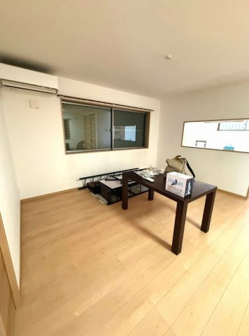 伊勢原市石田　中古戸建の居間・リビング|こちらの居間で趣味の時間をお楽しみください
