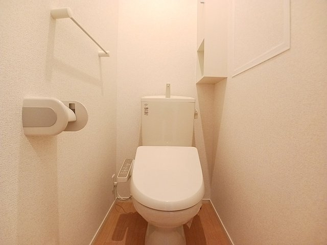 ラスパトハイツのトイレ|落ち着いた色調のトイレです