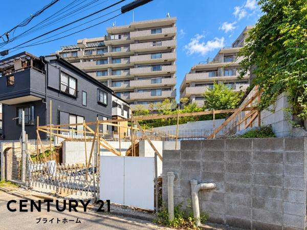 横浜市旭区中沢１丁目の新築一戸建の前面道路含む現地写真|車通りが少ない為、小さなお子様にも安心です。
是非一度、現地へ起こしください。