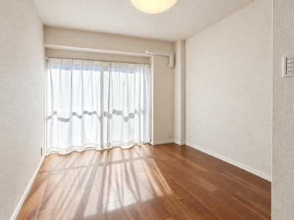 ストークマンション上大岡の洋室|広さも十分で窓からの光が嬉しい洋室です。
