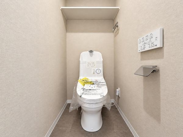 ストークマンション上大岡のトイレ|清潔感のある内装のすっきりとしたデザインのトイレです。
水周りが綺麗だと安心ですね。
