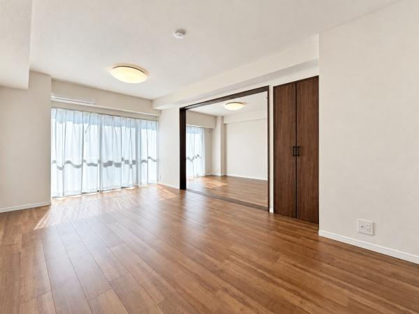 ストークマンション上大岡の居間・リビング|家族が自然と集まるリビングは
落ち着きのある空間です♪