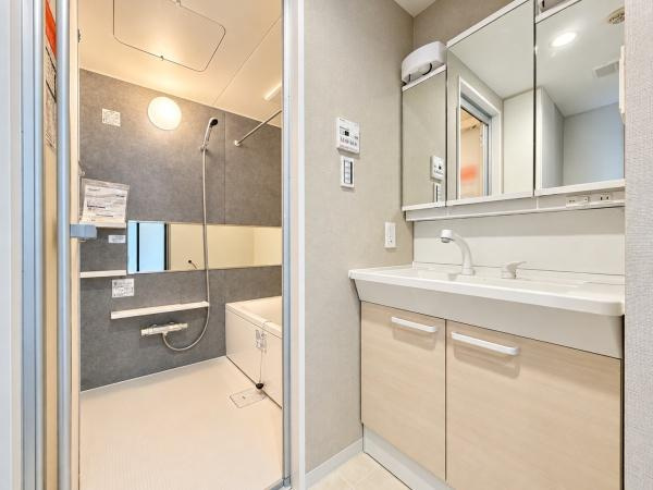 クレストフォルム本郷台サウスステージの独立洗面台|お化粧もしやすい三面鏡付き独立洗面台が付きます。
収納もしっかりあり、洗剤などもしまっておけます。


