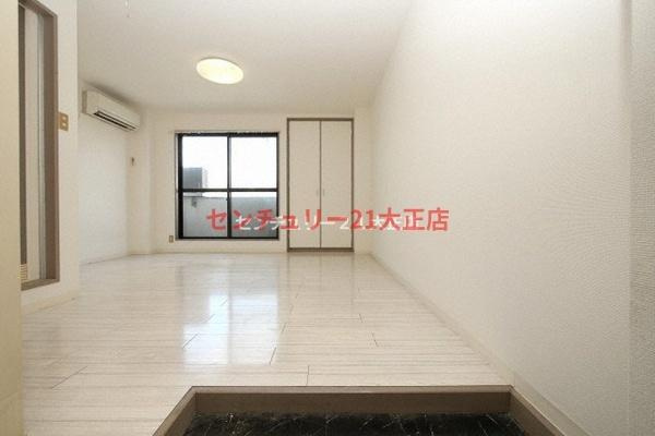 オロヒルズ弁天町の玄関|参考写真。反転タイプです。