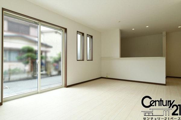 磯城郡田原本町大字阪手の新築一戸建の内観：施工例|■居室のサッシにはLOW-Eペアガラスを採用！高い断熱性による省エネと結露対策に有効です！■