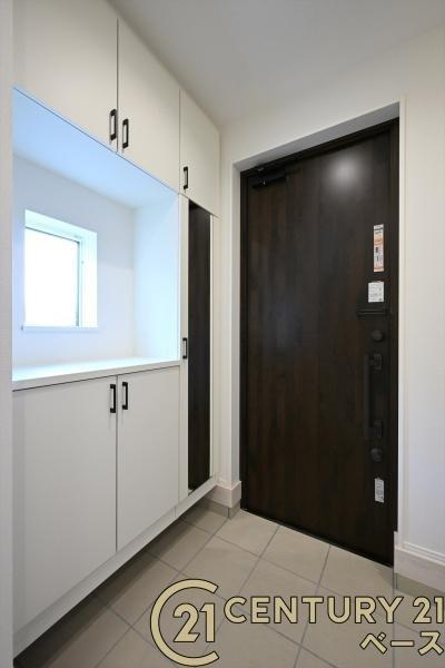 リナージュ小室 ２号棟 ／新築一戸建の内観：施工例|■玄関には大容量シューズボックス完備！■