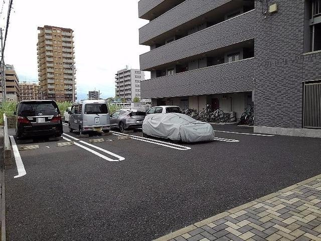アーバンウィンズ３の駐車場