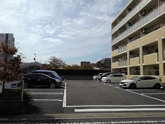 グラン　アベニューⅡの駐車場