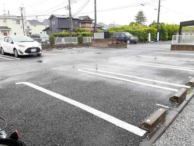 アパートメント　ノイの駐車場
