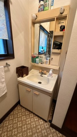 自分好みに手を加えながら暮らす～栃木市藤岡町藤岡～の独立洗面台|収納棚が充実した使い勝手の良い洗面スペース