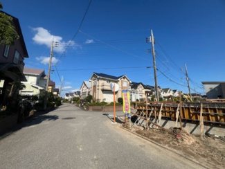【前面道路含む現地写真】 | 守谷市美園第2　新築戸建　1号棟 | 見通しの良い前面道路に面し、お車の出し入れもスムーズ。開放感のある立地で、毎日の暮らしにゆとりを感じられる住環境です。