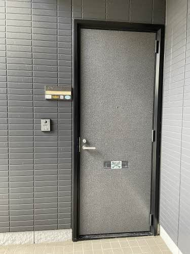 アヴィニールワタベ Ｂ棟の玄関